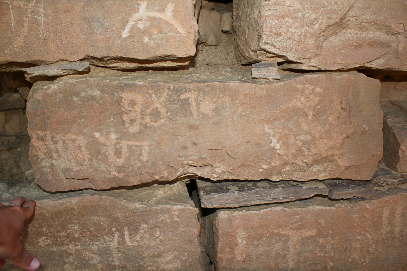 inscription of siglum ELHT Manṭar Banī ʿAtiyah Tay 2